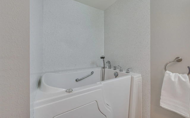 Cozy Nampa Escape w/ Fireplace + Smart TV!