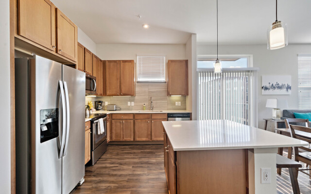 Elegant, Recently Upgraded Apt – Downtown Location