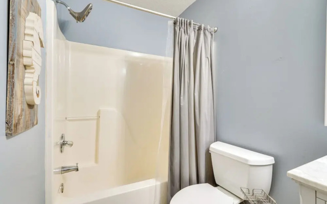 Pet-friendly PCB Duplex - Walk to Beach!