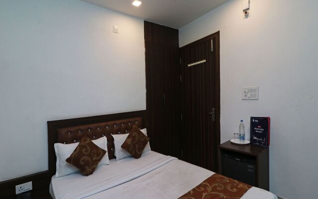 OYO 11648 CP Residency