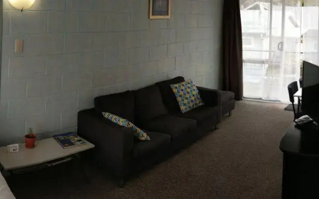 Roselands Motel