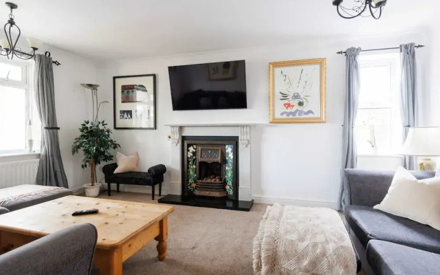 Spacious 4-bed Seaside Retreat in Selsey