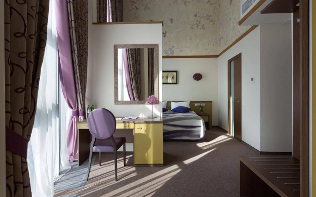 Iris Art Hotel