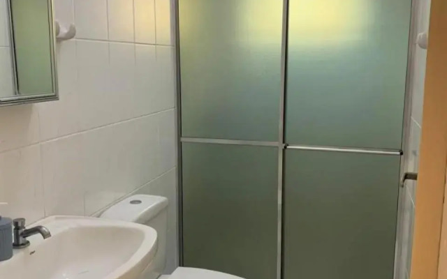 Apto c/2 quartos sendo uma suíte c/ar e 2banheiros