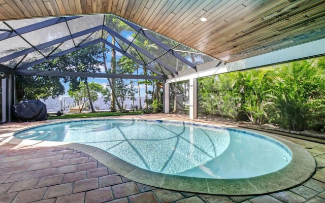 1034 Dolphin Dr