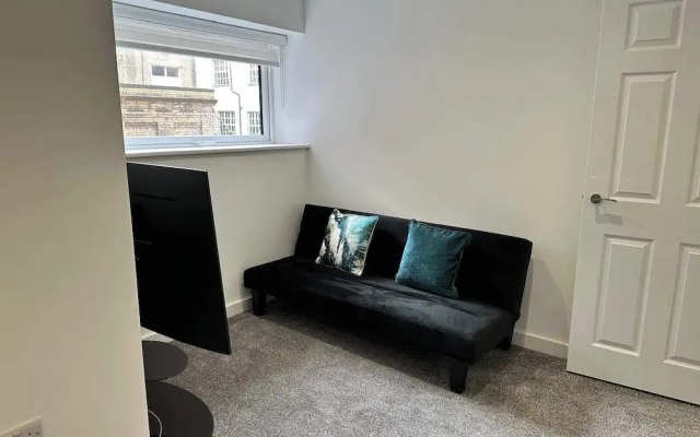 Bright & Cozy Hull Stay