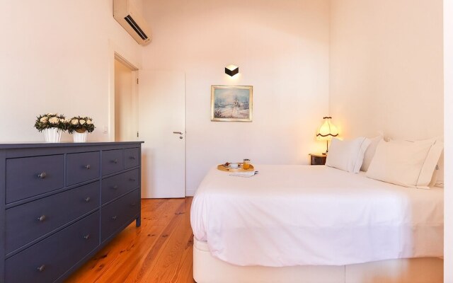 JOIVY Bold & classy 2BR home w/balcony in Baixa, moments from shopping streets