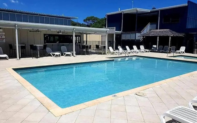 South-West getaway! Pool, tennis & Foxtel