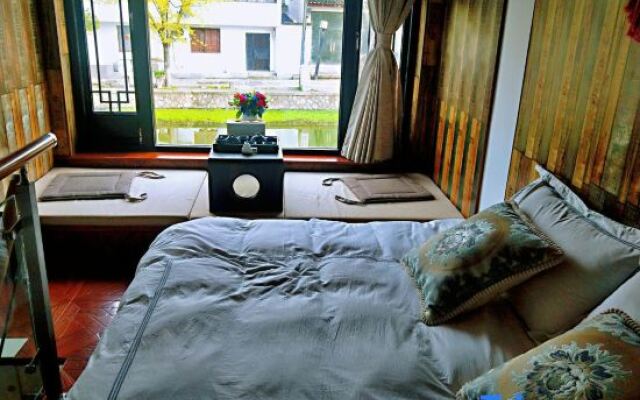 Tongli Qingyuan River View Holiday Inn