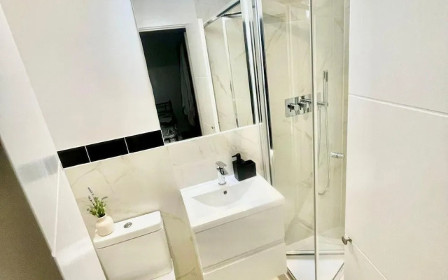 3 Bed Flat - Sleeps 6 - Parking - Wifi