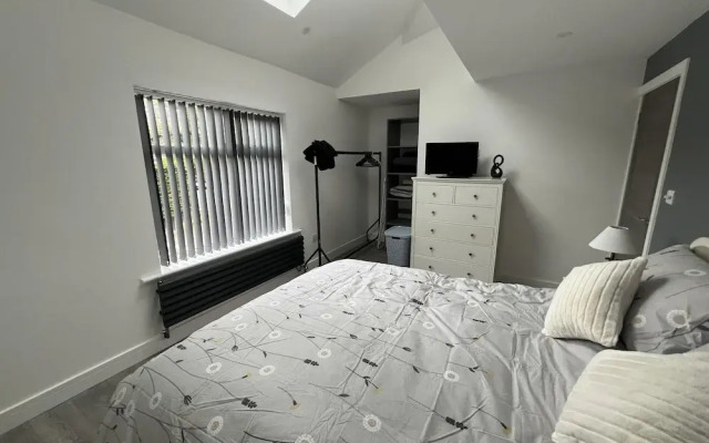 Whole House -sleeps4-parking-garden-bikinghiking