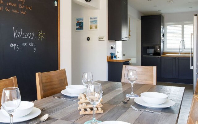 Coastal Retreat for 6 Close to Beaches