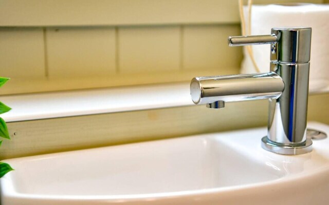 House - Sleeps up to 9 & Free Parking