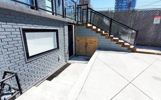 Renovated Guest Suite Near The Lake & High Park in Toronto!