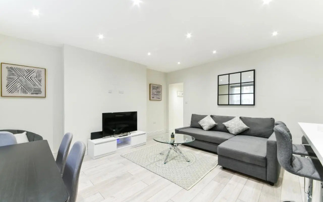 Chic Apartment by Hyde Park