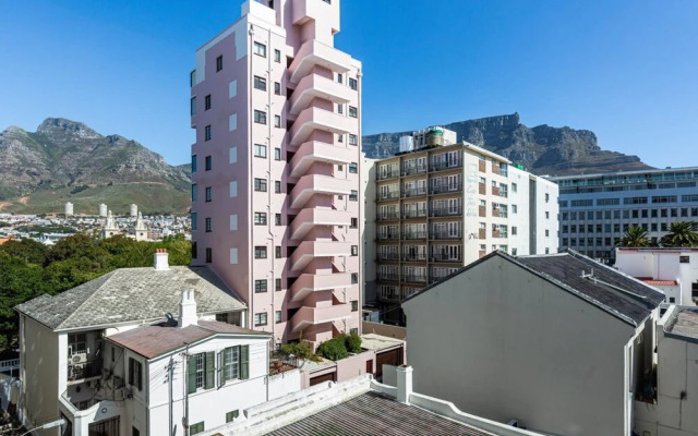 Secure Studio Apartment. With Mountain Views and a Pool