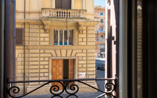 Elena in Roma with 1 bedrooms and 1 bathrooms