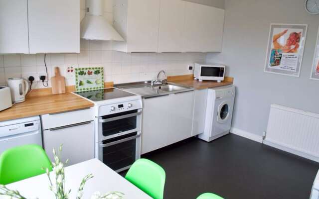 3 Bedroom Flat With Free Parking Sleeps 6