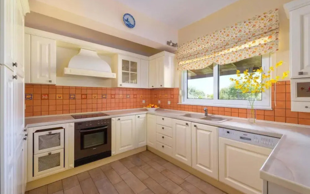 Stunning 5-bed Villa in Gennadi!