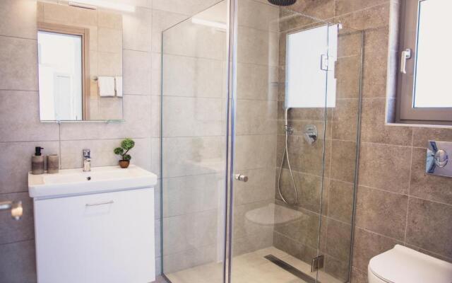 StarLight Villa Guro - 4BD, 4BA, 4min to beach