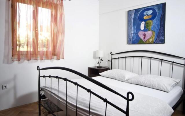 Charming house with spacious garden and parking space