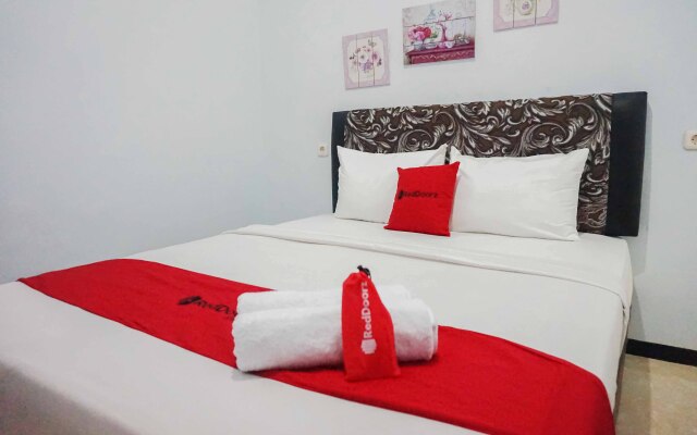RedDoorz near Velodrome Malang 2