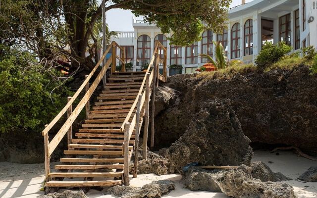 Enjoy This Deluxe Room With a Amazing View of the Ocean and its Pool