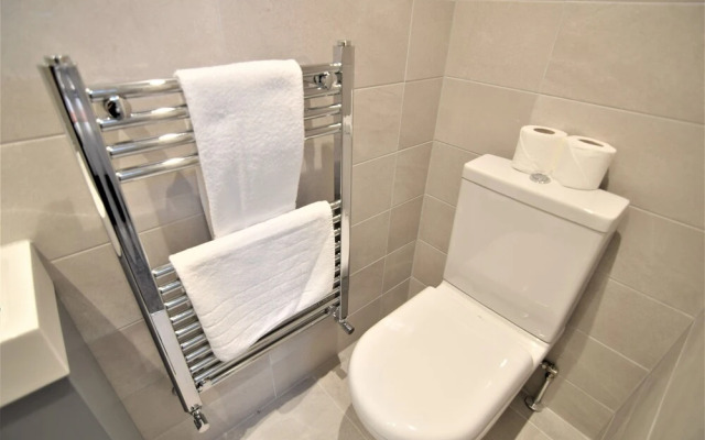 Modern two Bedroom Next TO Brighton Station