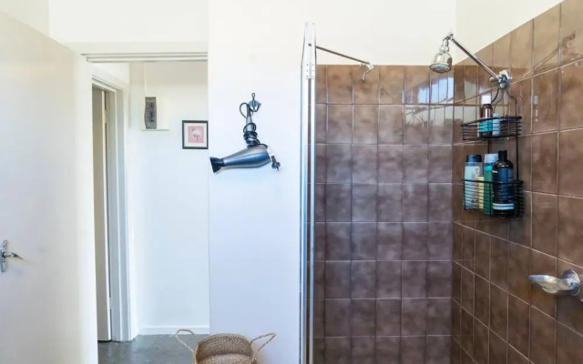 Charming and Spacious 2 Bedroom In Balaclava