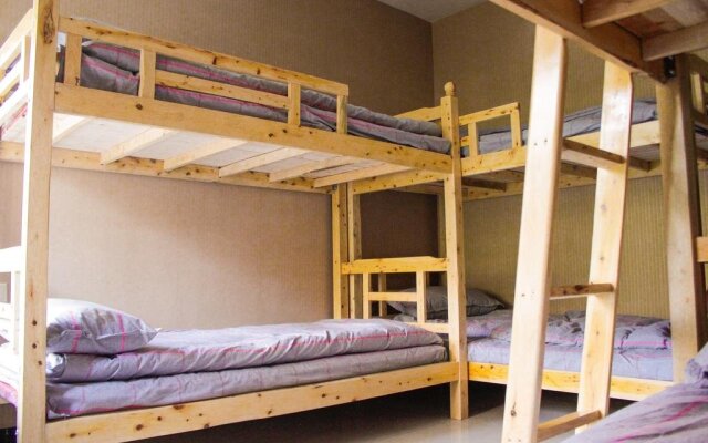 Chongqing Lugang Youth Hostel Longtousi Store