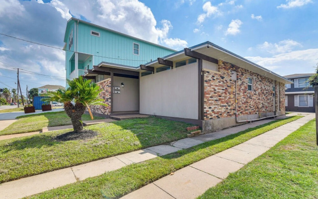 Walk to Beach: Cozy Unit in Galveston!