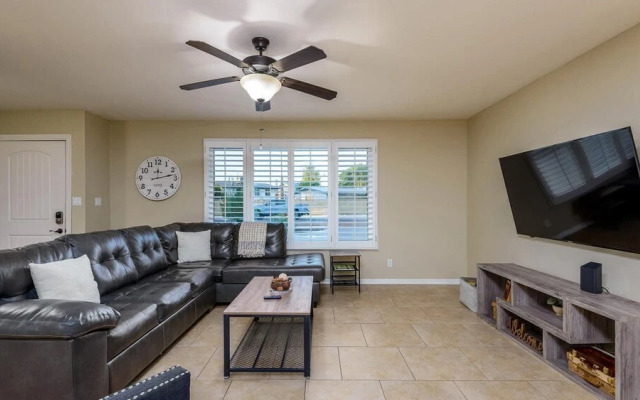 New Spacious Updated 5 Bedroom Home Pool