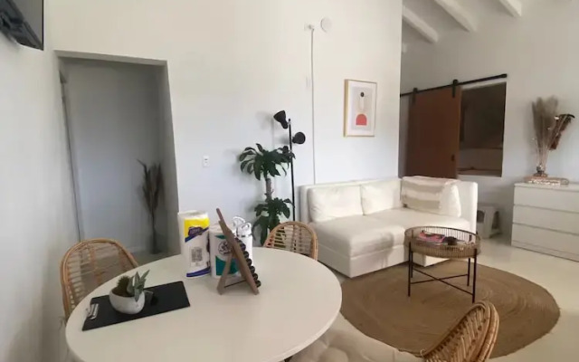 Palm Beach Vacaysuites - Coconut Suite - Top Floor