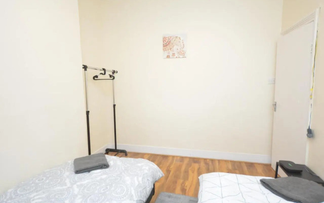 Cheerful 4 bedroom House in greater London