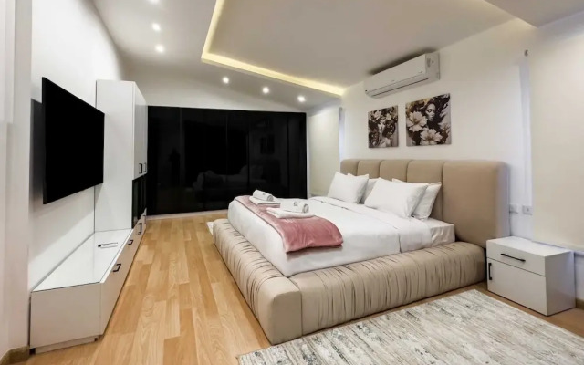 Posh & Panoramic 2bdr Rooftop 5 Min To Airport