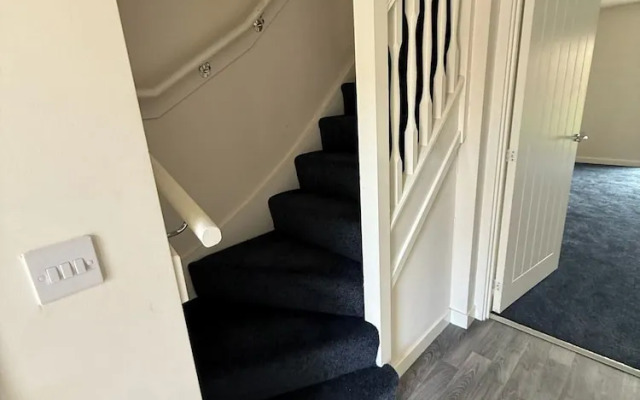 Central 2 Bed Home - Parking, Ev Point, Garden