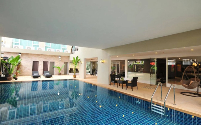 Boss Suites Nana Hotel