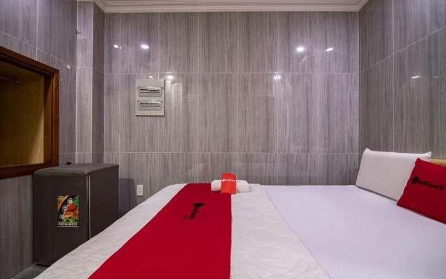 RedDoorz near Tan Son Nhat Golf 2