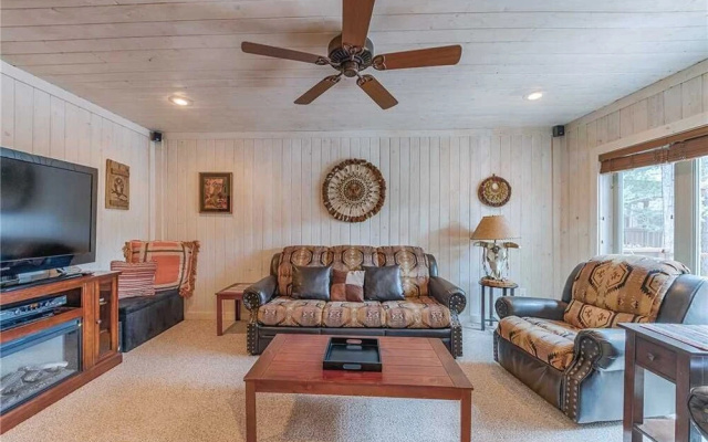Alto Chalet - Three Bedroom Cabin with Hot Tub
