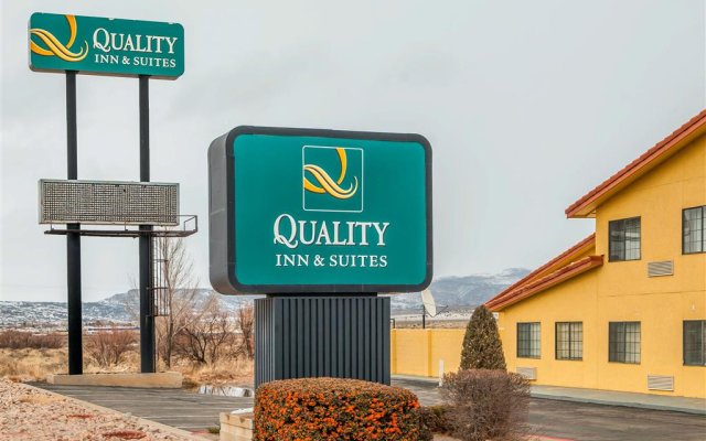 Quality Inn & Suites Grants - I-40