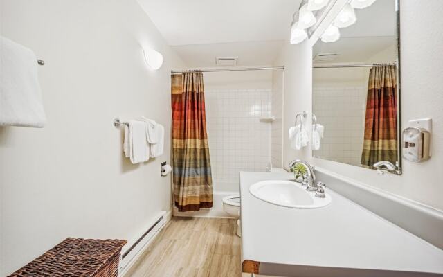 Snowflake Lookout 3 Bedroom Duplex by RedAwning