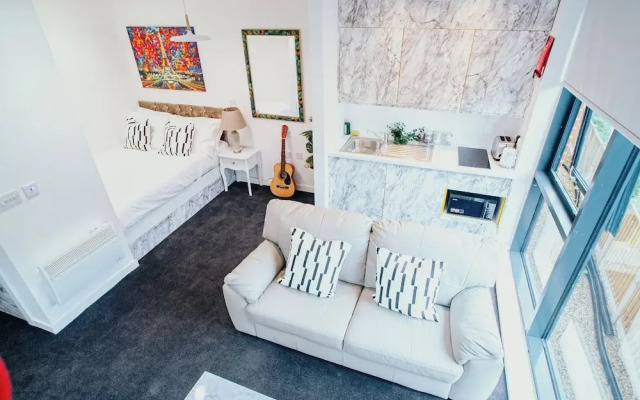 Airy and Bright Apartment in City Center