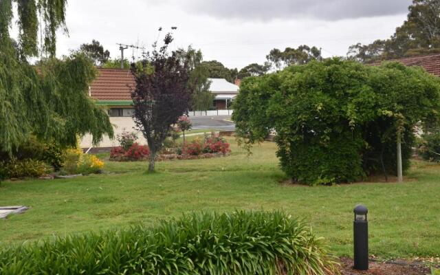 Valley Views Motel & Chalets