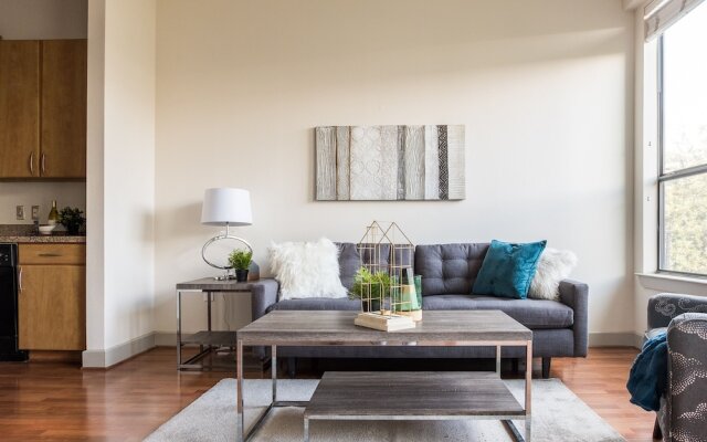 1 BR Apt near Dining Shopping Nightlife by Frontdesk