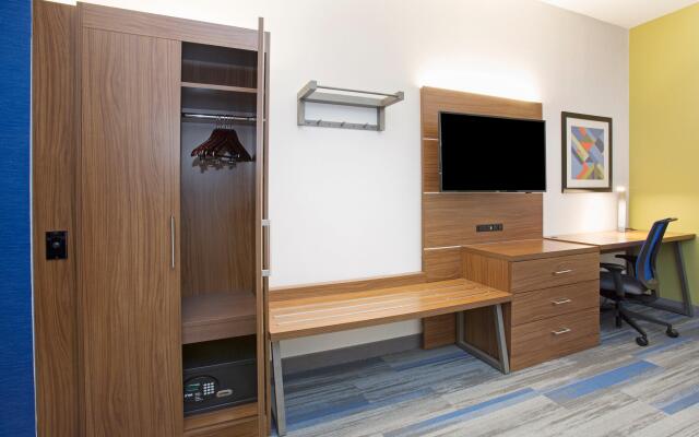 Holiday Inn Express Kansas City - at the Legends