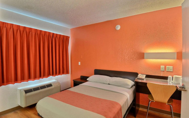 Motel 6 Tewksbury, MA - Boston