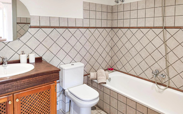 BEACHFRONT Spacious House with Pools, Bathtubs, Garden, Sea View