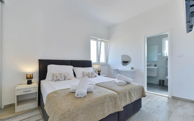 Modern & spacious villa with pool AE1445