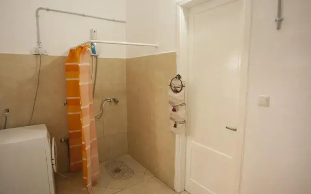 Shingles Roof Seaside Apartment with Garden