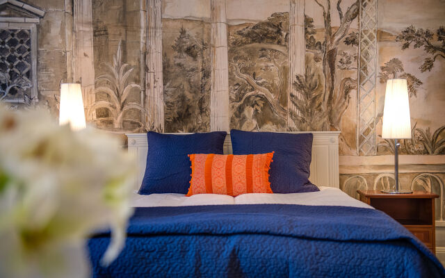 Lady Hamilton Apartments